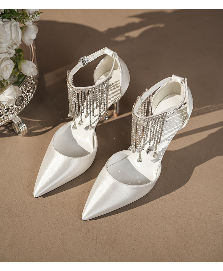 Witte dameshakken met hoge hak, stilettohak, één bandje, spitse neus en strasssteentjes, nieuwe stijl voor jurken en trouwjurken._voghion.com