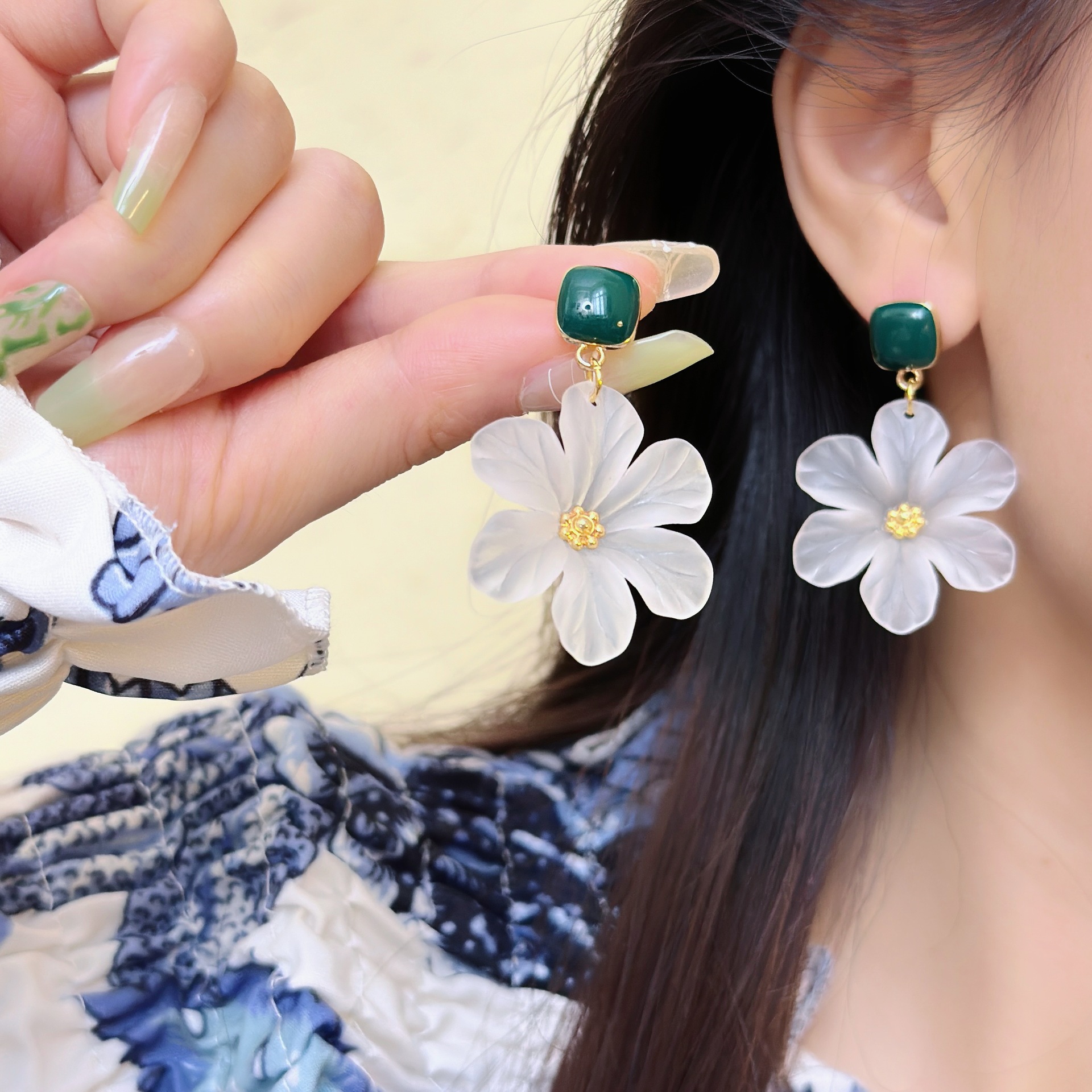 925 Silver Needle Yang Caiyu Same Earrings Niche Contrast Color Flower Earrings Green Retro Design Sense Earrings Earrings