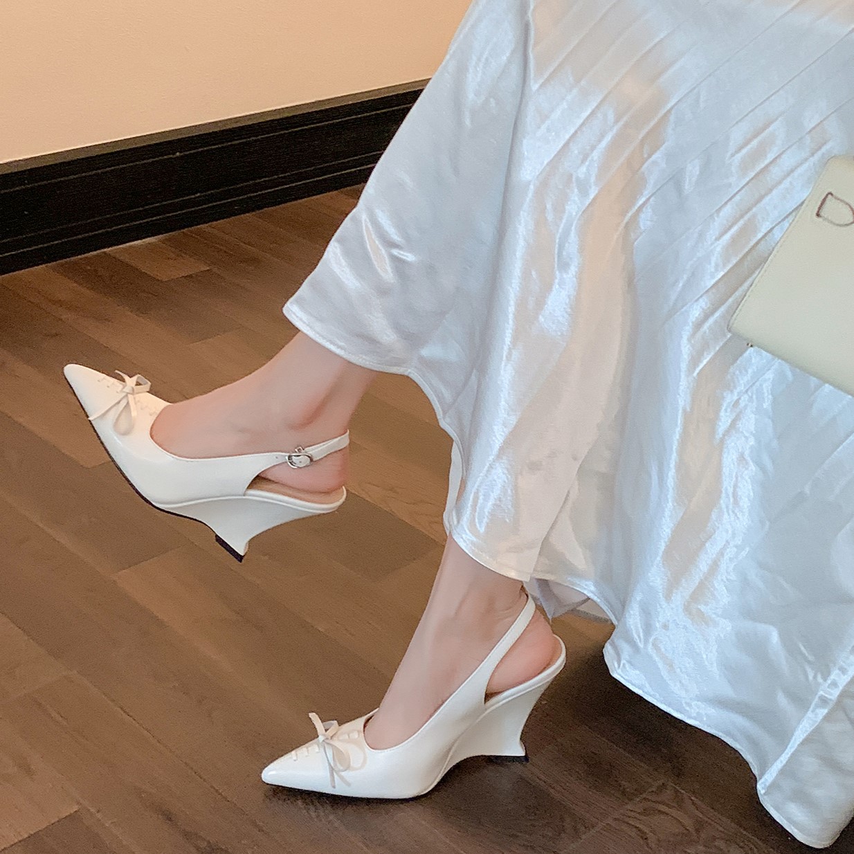 Sandal cao gót nữ mũi nhọn hở gót, gót xuồng 9 cm, nơ bướm — màu đen, màu trắng ngà