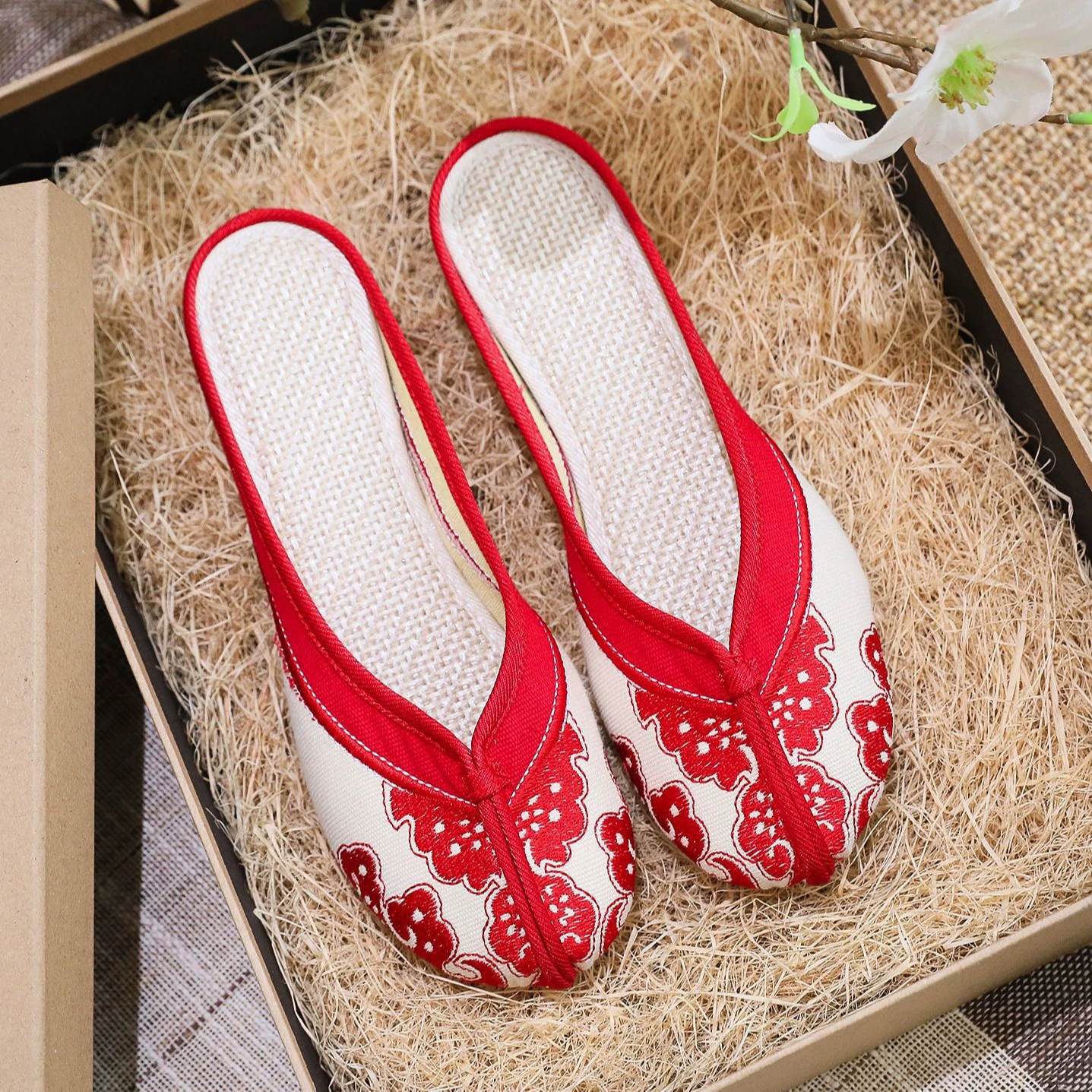 Blue and white retro slippers, summer cloth
