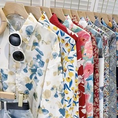 花柄のシャツの女性レトロな香港風の新しい花のデザイン感は風のプリントの長袖のシャツの女性の上着の外で着ます。