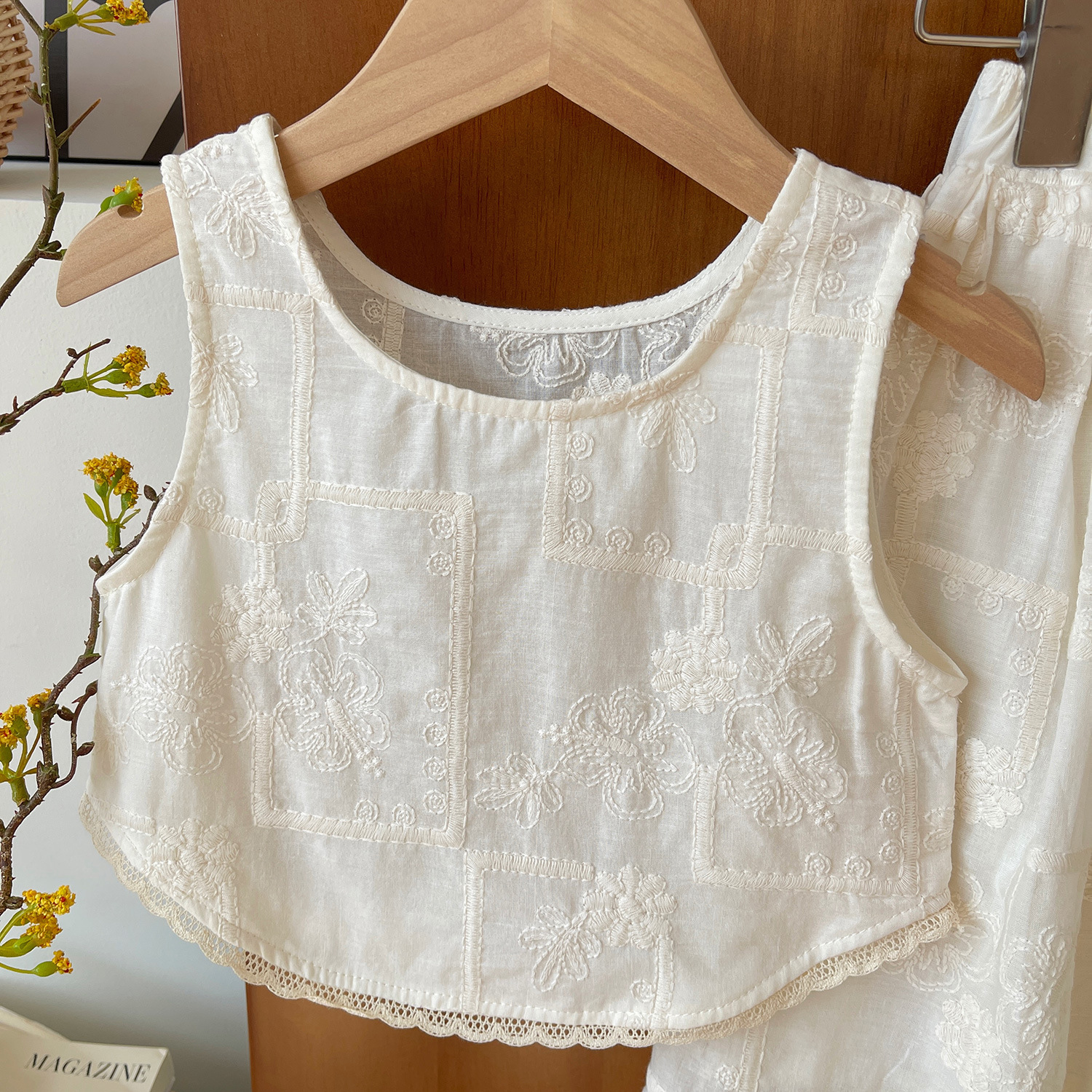 Conjunto de saia e colete de renda para meninas da nova edição coreana 2024, conjunto confortável de duas peças para bebês no verão 24107_voghion.com