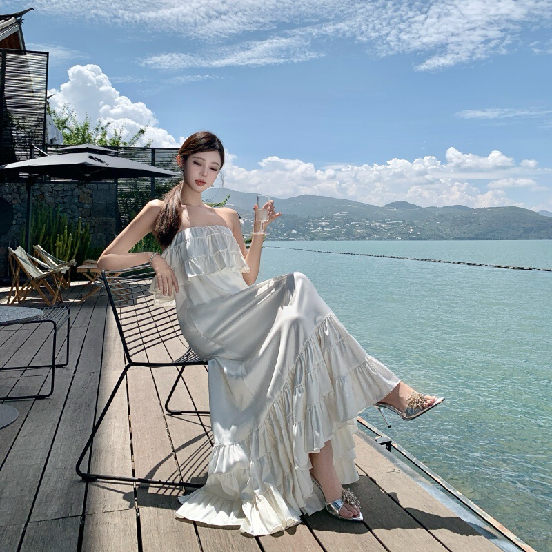 Celebrity-Style Ruffled Tube Top Dress with Sweet Atmosphere and Large Hem for Vacation Photo Shoot