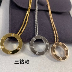 欧美跨境钛钢大饼三钻LOVE项链时尚简约个性18K镀金服饰搭配吊坠