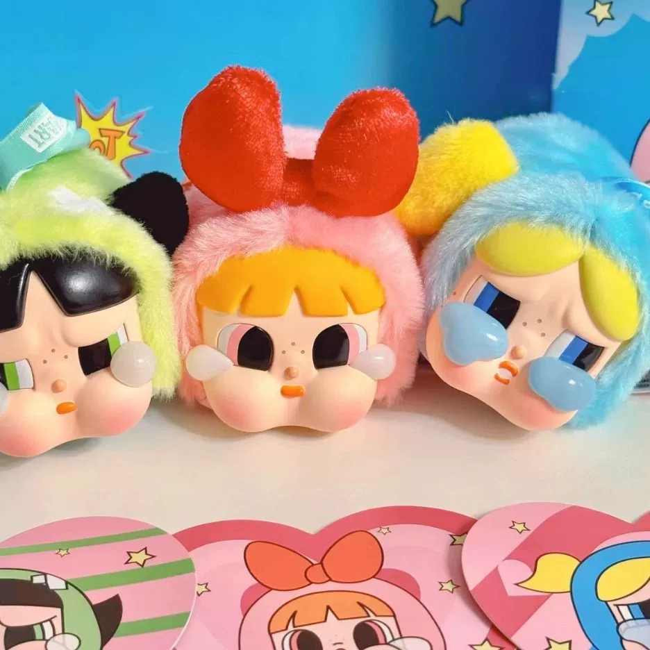 Подлинная Bubble Mart Crybaby × Flying Flying Female Police Series Crying Big Gloves Face Face Blind Blood Box Network