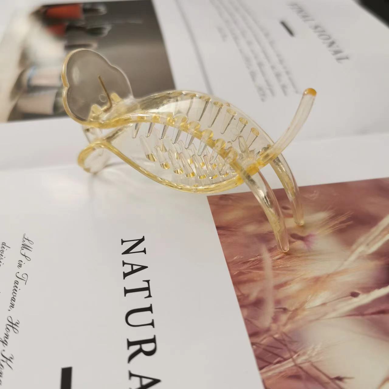 샴페인 컬러의 미트볼 하단 클립 8.5CM