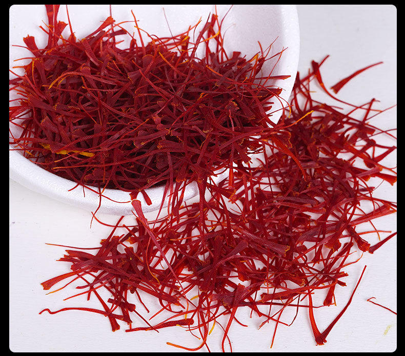 Saffron Threads (Crocus sativus) — Premium Dried Xi Hong Hua for Tea & Wellness in use