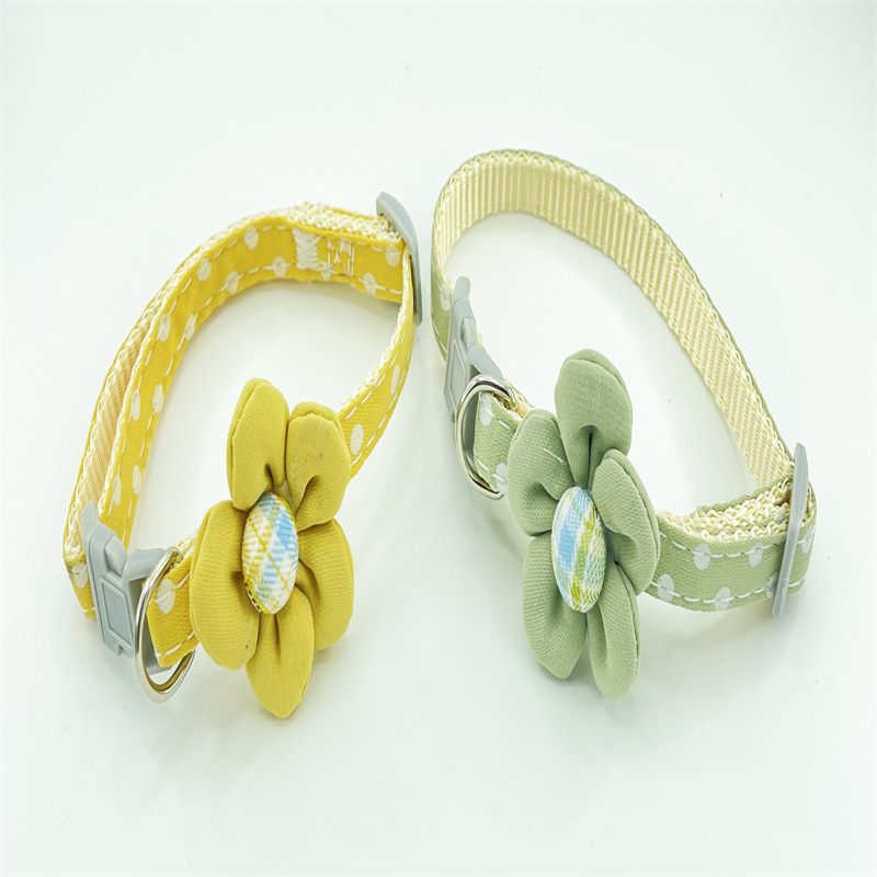 Nuevo al por mayor collar de tracción de mascotas lindas flores de dibujos animados punto de onda collar gatos collar pequeños artículos para perros