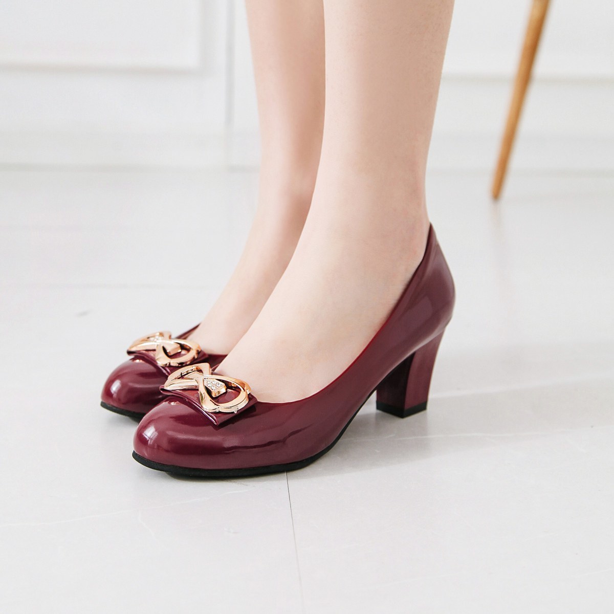 2025 Autumn New Style Pointed Toe Shallow Mouth Chunky Heel Slip-On High Heels Metal Accents, Versatile And Elegant,_vogvips.com
