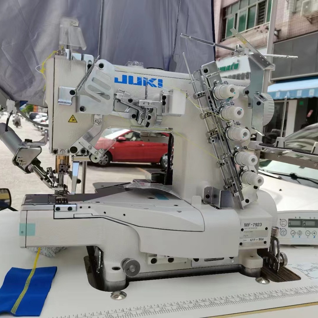 Máquina pesada de JUKI MF-7923 la máquina de coser del estiramiento de la pequeña cabeza cuadrada de la computadora automática tres agujas máquina de coser del dobladillo del manguito de cinco hilos
