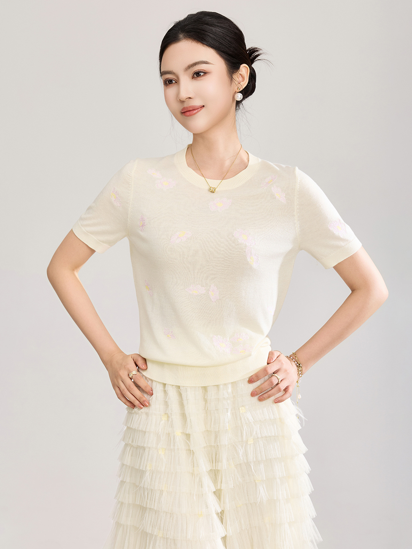 Áo thun cổ tròn len merino siêu mịn thêu hoa — màu trắng ngà