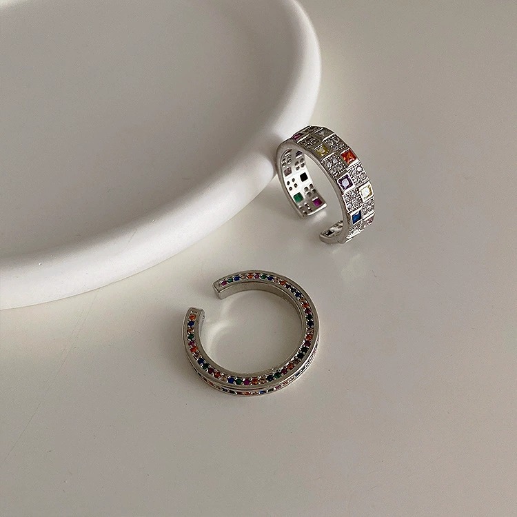 Bague élégante et légère en zircon coloré à damier pour femme, ornée d'un motif à facettes._voghion.com