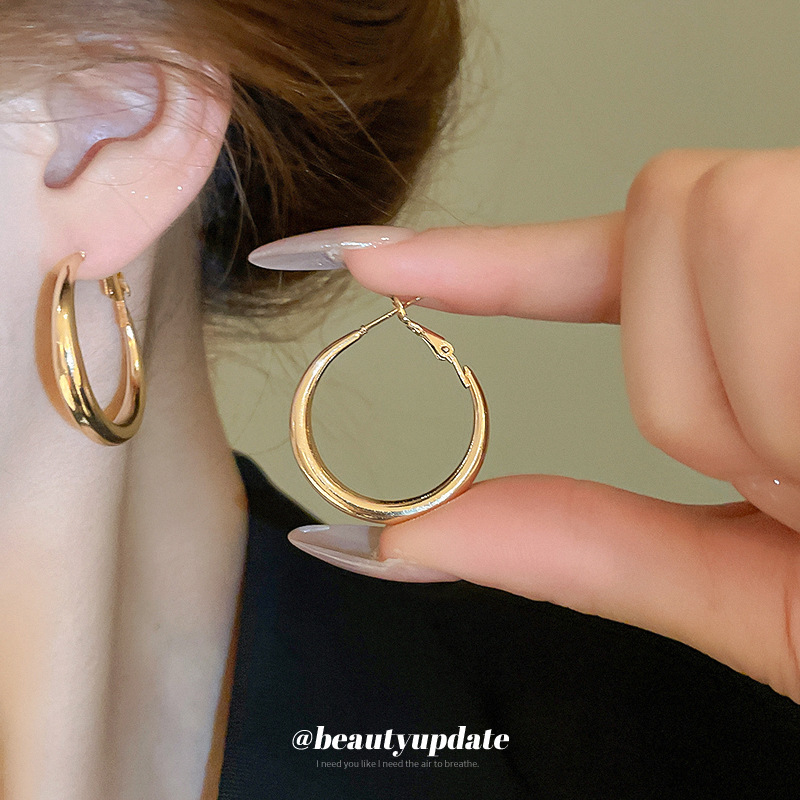 Pendientes de anillo de sentido de alta calidad transfronterizos de aguja de plata Pendientes de todo fósforo de lujo ligero europeo y americano Pendientes de sentido de diseño de moda simple