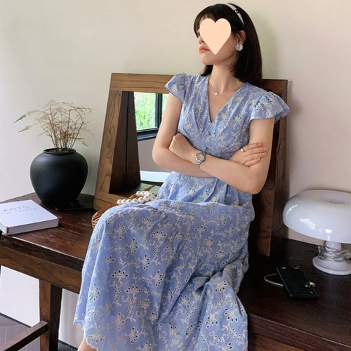 Summer French-style gentle-aura blue hydrangea-neckline dress with delicate flutter sleeves—women's niche, waist-defined, figure-flattering maxi gown