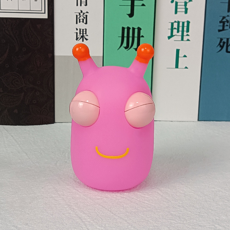 震え音が売れてかわいい目を見開いた小菜虫解凍神器減圧爆眼毛虫が子供のおもちゃをつまんでいる|undefined