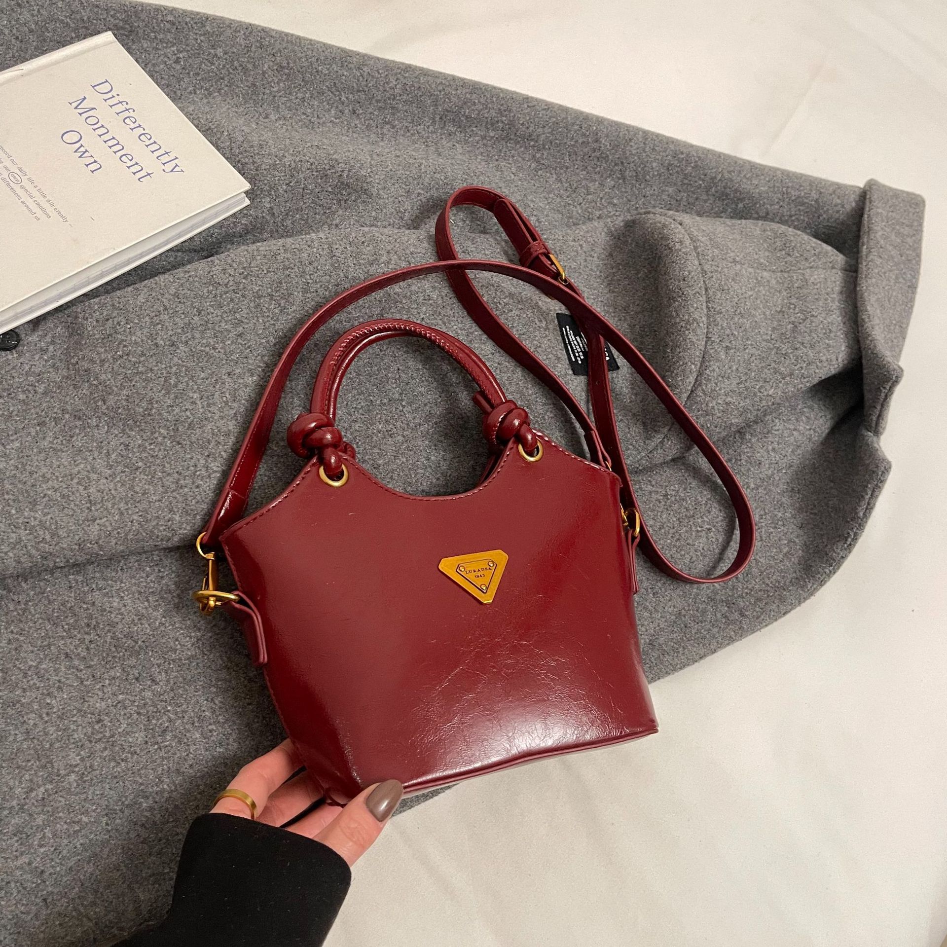 Bolsa de cubo de moda coreana retro primavera y verano nueva moda bolso de hombro de estilo de moda para trabajar textura personalidad mochila