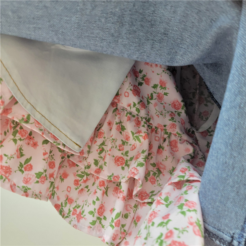 Pantalones Cortos de Mezclilla Efecto Dos Piezas con Estampado Floral para Mujer image 4