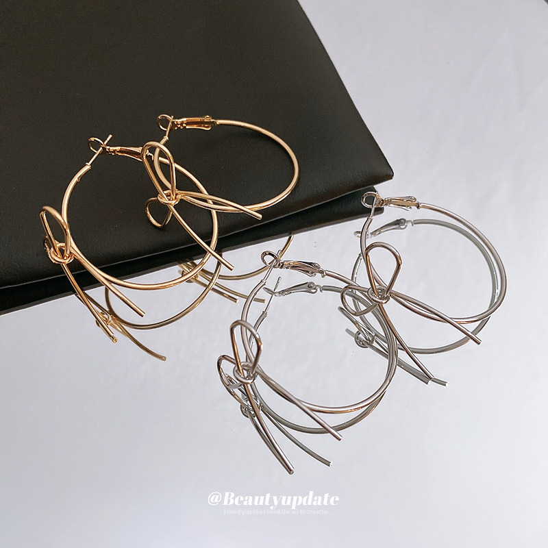 Aguja de plata Pendientes de lazo europeo y americano Estilo frío Pendientes de nicho de moda simple Pendientes de todo fósforo Lujo ligero Sensación de alto nivel Mujer