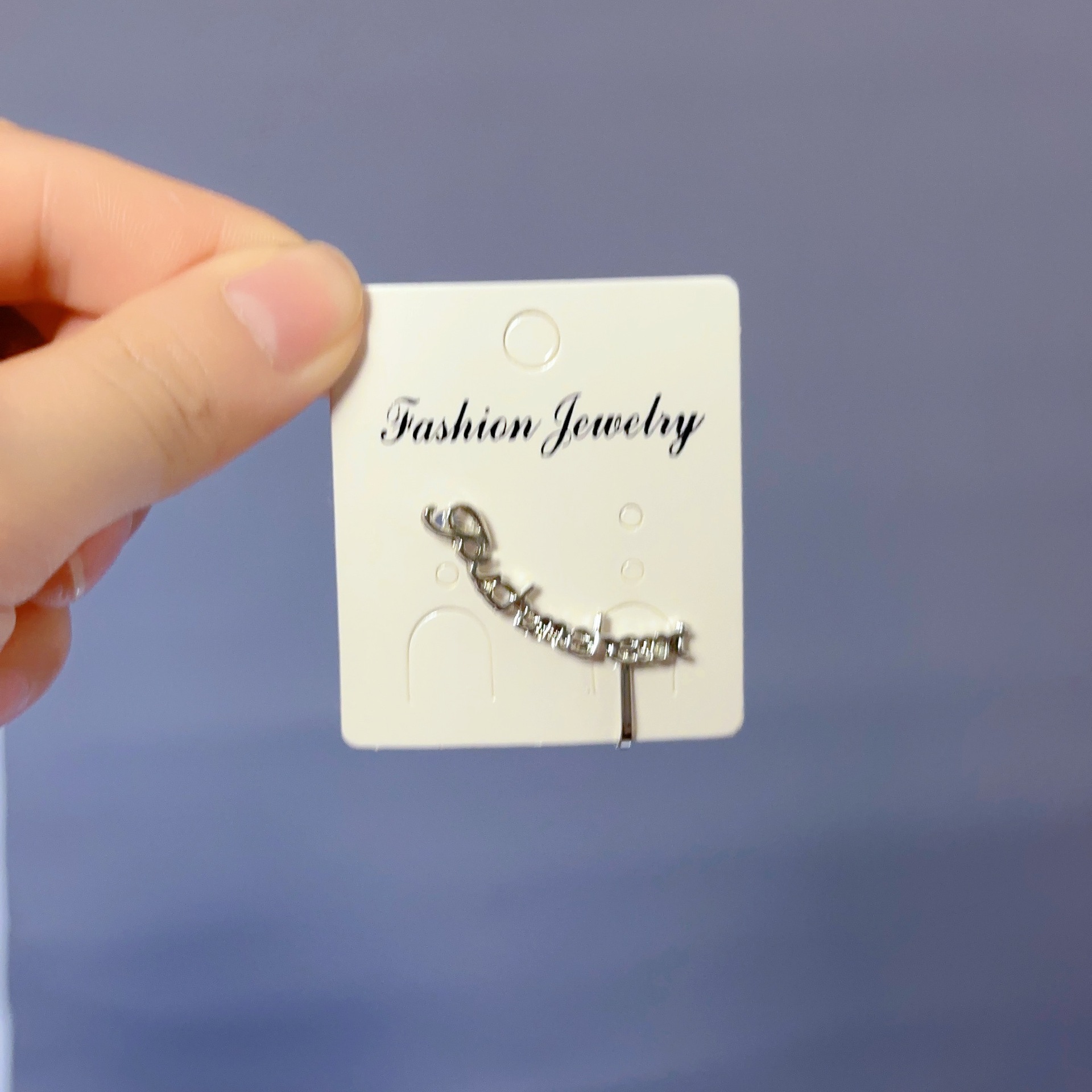 Pendientes de una sola letra para la oreja izquierda, estilo largo y frío de alta gama, tipo de colgante de oreja, diseño de nicho, temperamento, clip de oreja de todo fósforo