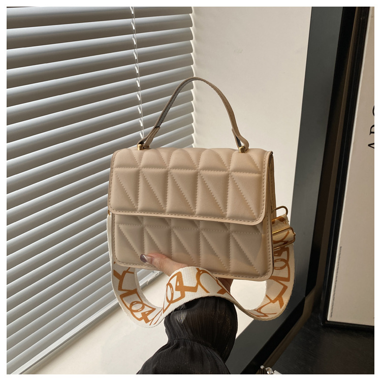 A stylish and simple diamond-shaped small square bag for the autumn and winter of 2024, featuring a solid color and a trendy single-shoulder bag for women undefined