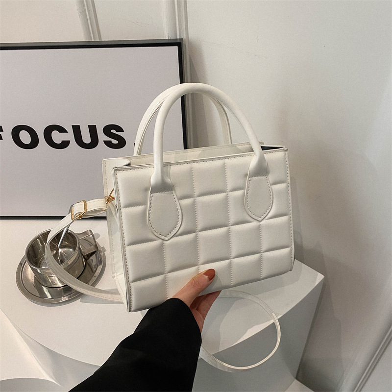2024 nueva bolsa de mensajero de hombro pequeña bolsa cuadrada para mujeres Bolso de color sólido de estilo coreano de moda de este año para mujeres