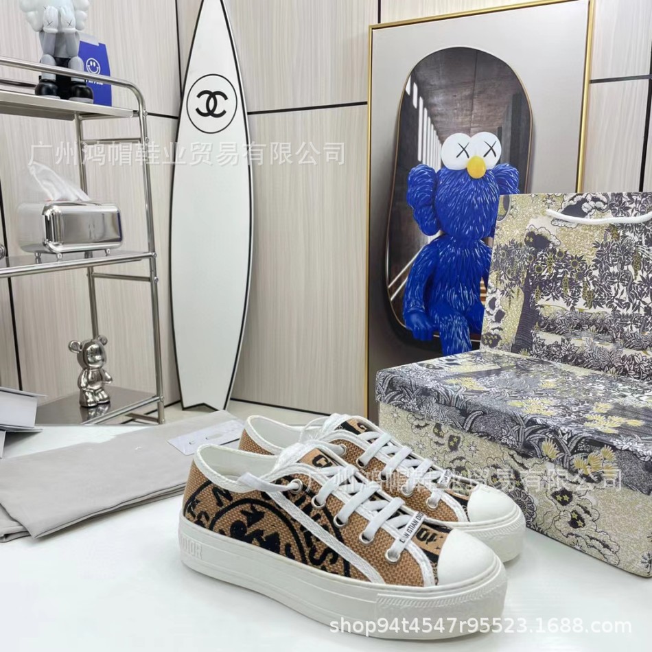 2024 Estación europea Primavera Nuevo estilo Bordado Alfabeto D Hogar Mujer Trendy ins Todo fósforo nicho Otoño Zapatos de lona plana Fondo plano