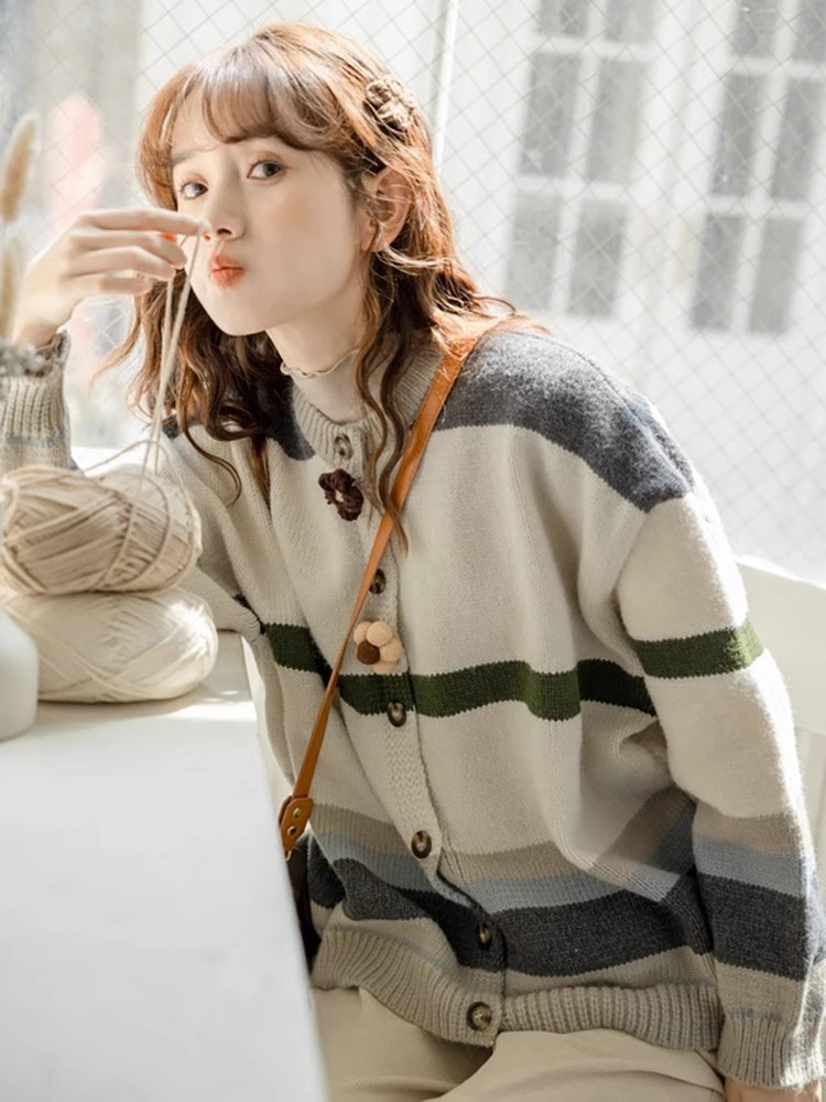 Demi-season sweater