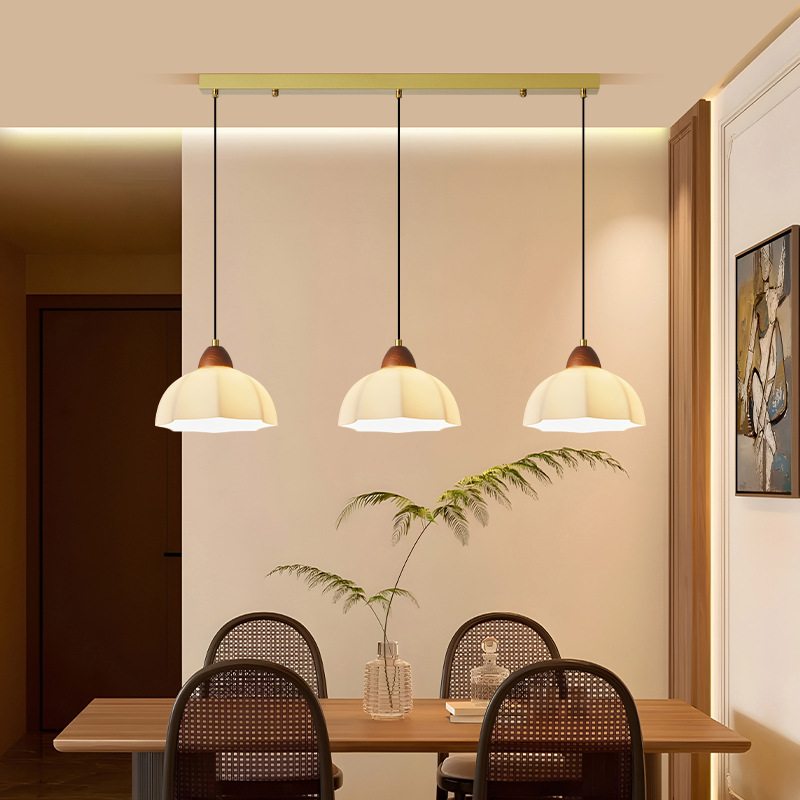 2025 nuevo estilo medieval restaurante francés lámpara candelabro chino color nuez en forma de una línea de vidrio colgante lámpara Zhongshan