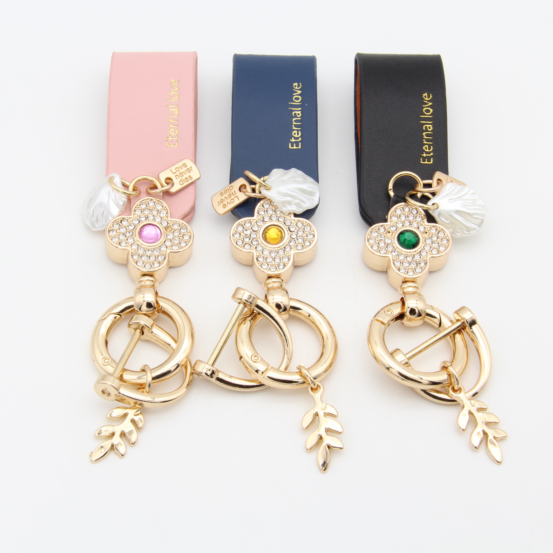 Trébol de estilo francés llavero de coche de piel de oveja llavero de alta gama personalizado simple colgante de flor de diamante de las mujeres