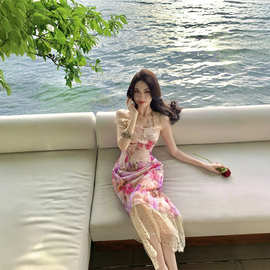 温柔甜美吊带蕾丝领口收腰印花无袖连衣裙女装2026新款度假风裙子