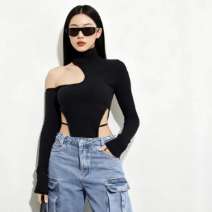 2511036 �ڼ罉���B���wThe garment is attached with straps