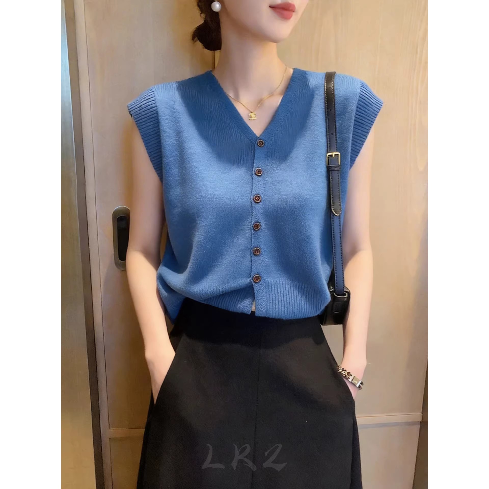 French-style summer new solid color single-breasted V-neck knitted short-sleeved top for women, elegant and versatile design, blue top