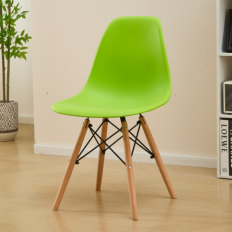 Sillas de plástico de piernas de madera de color sillas de comedor de estilo simple sillas de comedor de restaurantes hoteles sillas de conversación de relajación fabricantes