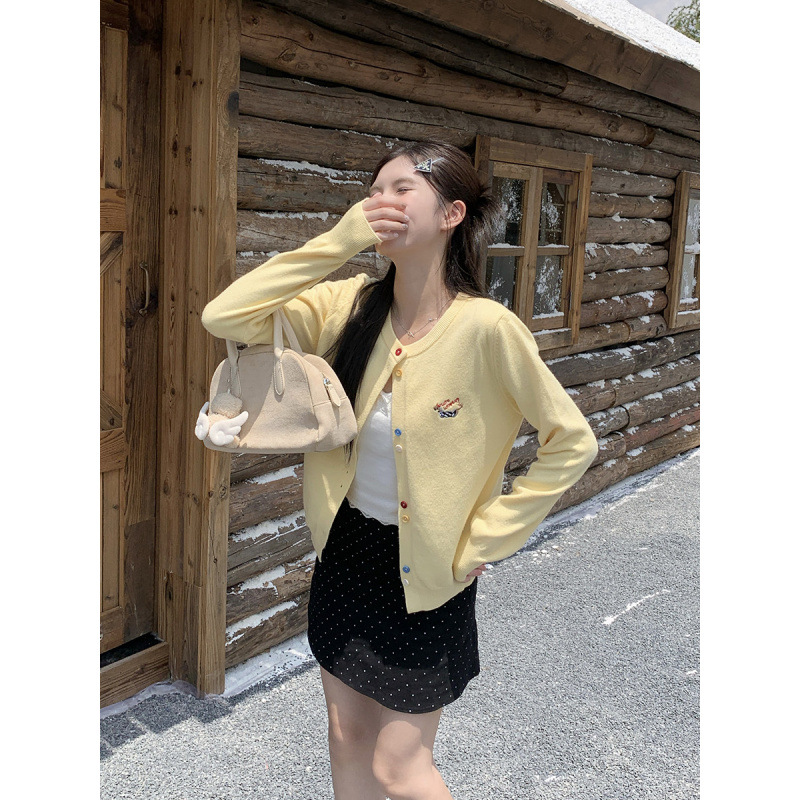 เสื้อคาร์ดิแกนถักสีเหลืองสำหรับผู้หญิง คอลเลกชันใหม่ฤดูใบไม้ร่วงปี 2026 เสื้อไหมพรมสวมใส่ด้านนอก ดูแพง สวยมาก เหมาะกับช่วงต้นฤดูใบไม้ร่วง