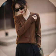 25年早秋新款精紡羊毛V領針織衫長袖女燙鑽飄帶設計感打底衫上