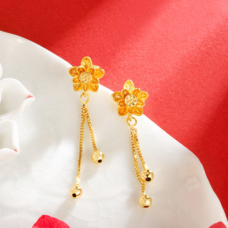 Pendientes de loto de estilo chino pendientes de flores retro elegantes de las mujeres estilo antiguo arena oro imitación oro diseño sentido Pequeño Libro Rojo popular image 4