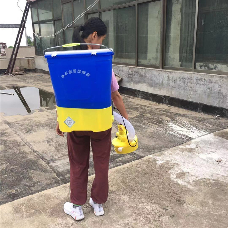 单兵融雪抛撒器现货批发25L背负式农用电动撒肥器鱼塘饲料抛洒机