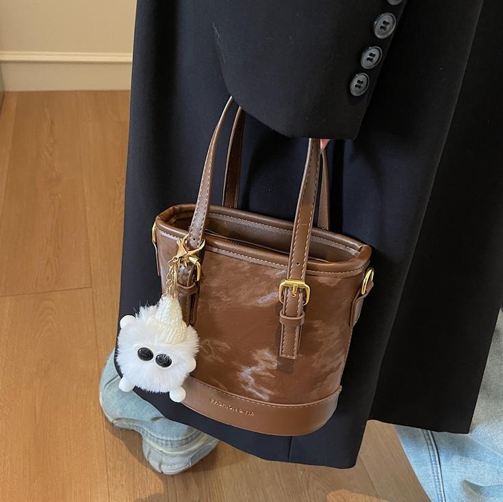 Retro alta sensación de bolso de cubo de mano mujer 2025 nuevo estilo de moda bolsa de hombro casual bolsa de tendencia universal mochila