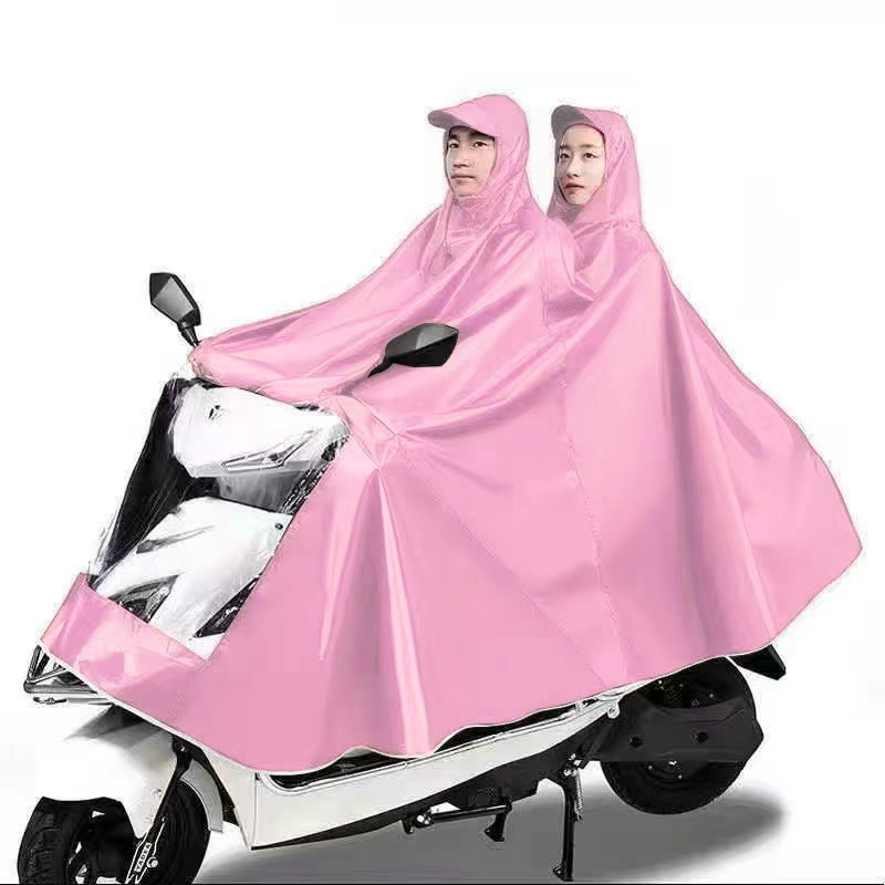 レインコート電気自動車のレインコートを大きくして、オートバイの二人のシングル男性女性が豪雨防止全身に足を隠します。|undefined