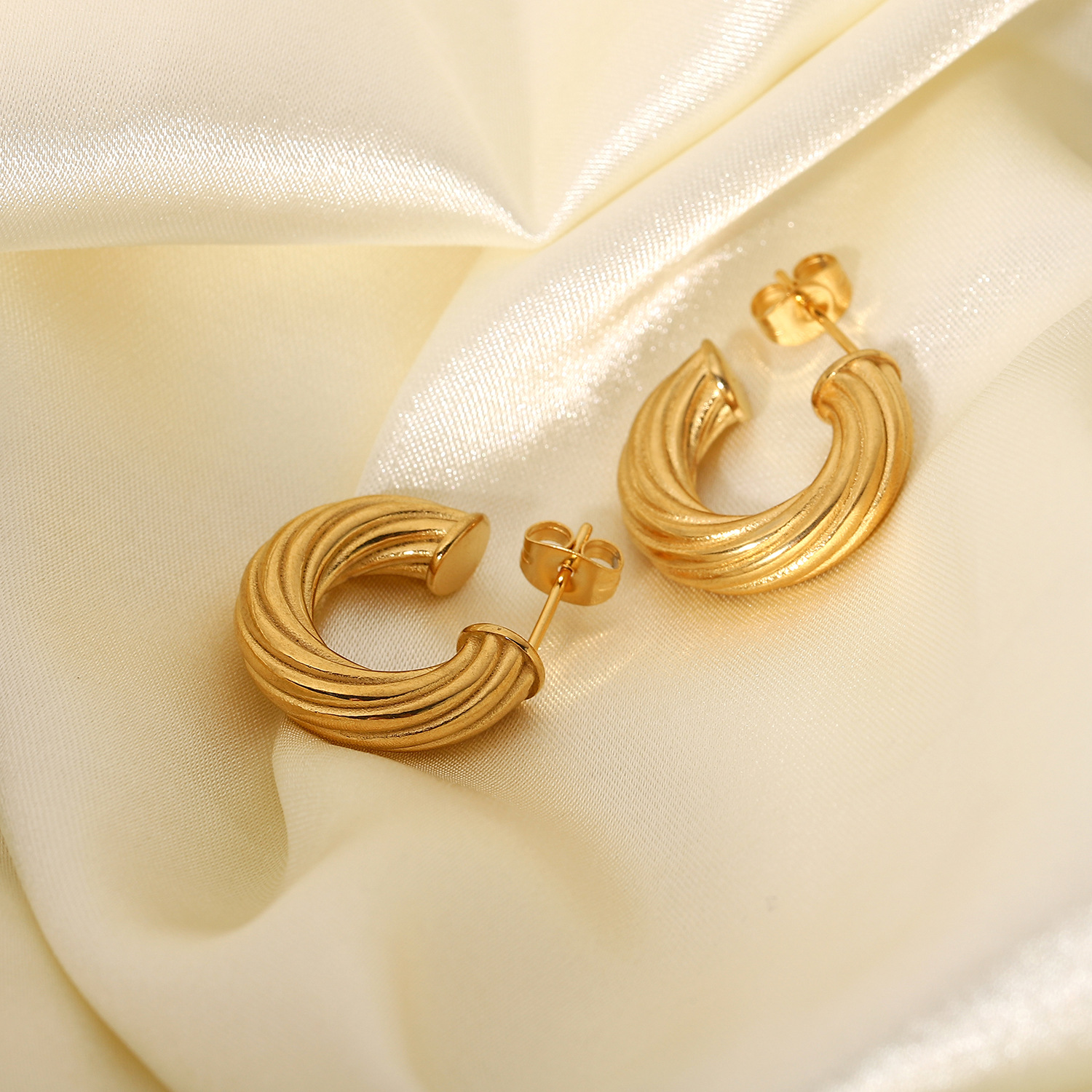 Nihaojewelry Wholesale Jewelry Fashion 18k Gold-plated Stainless Steel Twisted Earrings display picture 4