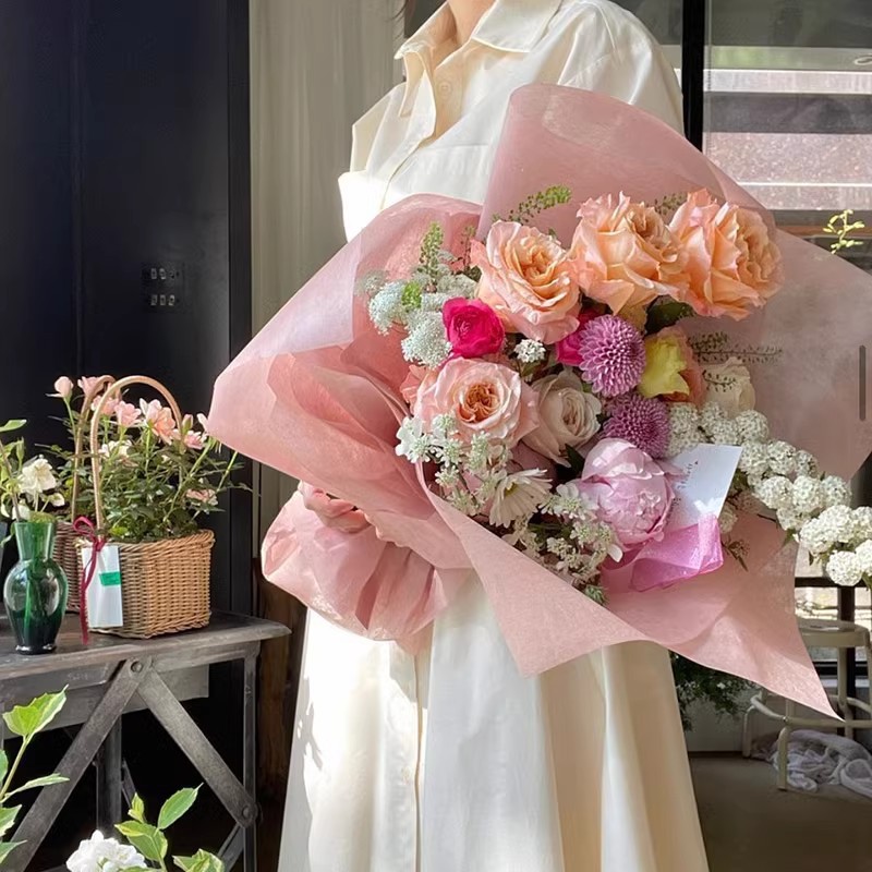 Floral sobre papel material nubes de algodón forrado de papel ramo de flores de papel de algodón envasado de flores de papel enrollado tipo hoja en stock al por mayor