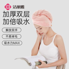清潔で美しい髪の帽子の女性はとても吸水してかわいいです。