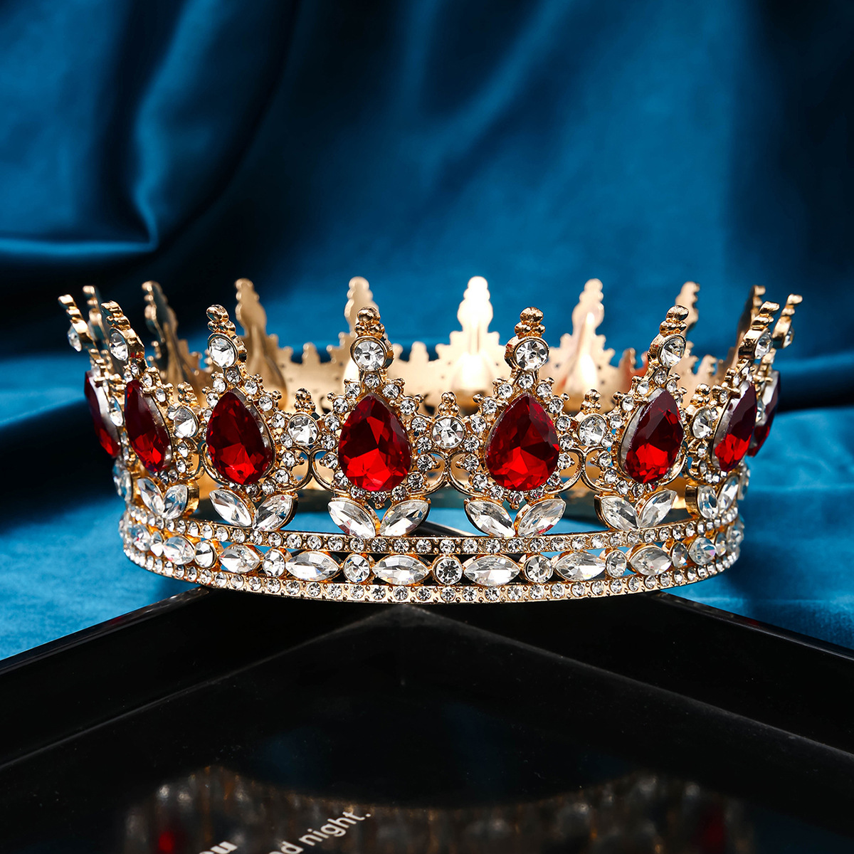 Fondo de oro + diamante rojo