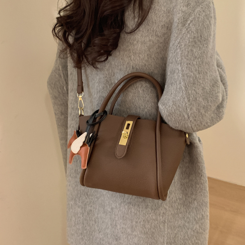 Bolsa de balde de agua de lichi estilo extranjero bolso de ocio coreano 2025 nuevo viaje de hombro mochila para mujeres