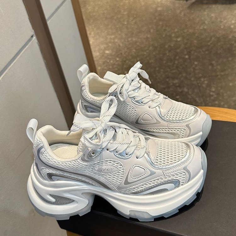 Explosión 2024 zapatos de plata de fondo grueso para mujeres otoño y invierno nuevos zapatos de deporte casuales de altura de malla transpirable