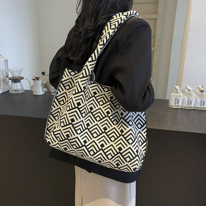 Simple and large-capacity single-shoulder bag, fashionable striped bucket bag for students going out, tote bag for commuting to work, batch Item Picture