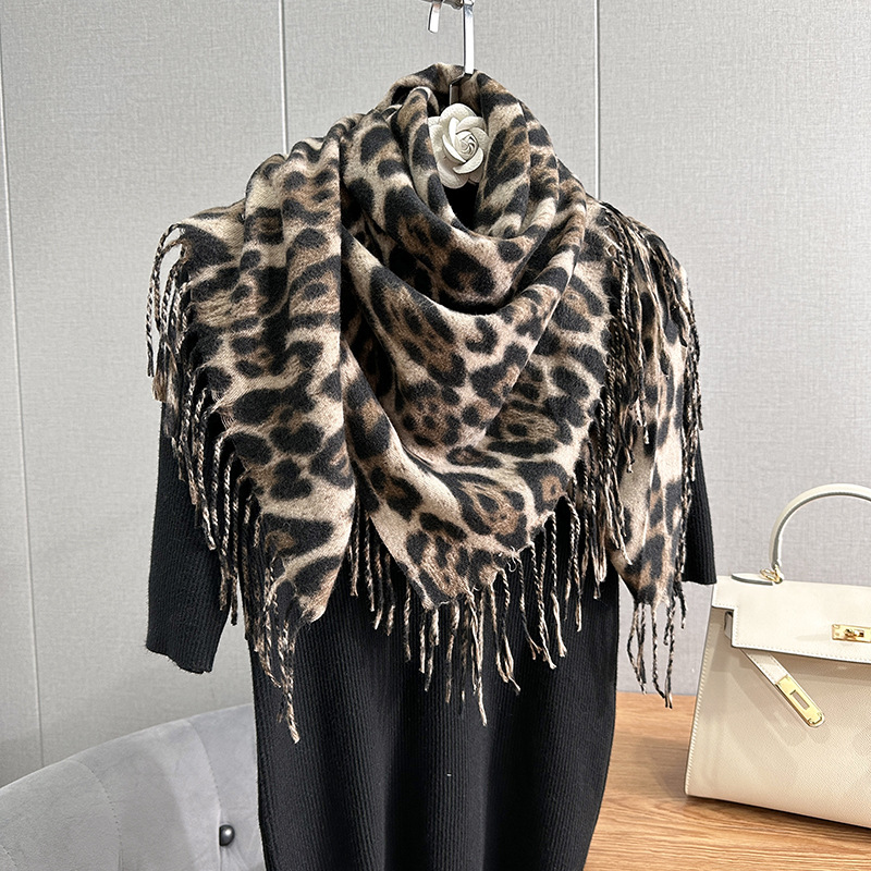 Nicho dulce cool clásico europeo y americano retrógrado impresión de leopardo bufandas de tendencia de otoño y invierno literatura y arte modelado bufandas de rayas de cachemira cuadrada