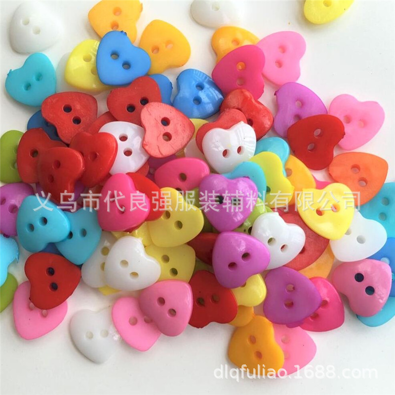 Botón de corazón de melocotón de resina al por mayor botón de color de plástico en forma de corazón jardín de infantes hecho a mano botón de amor hecho a mano