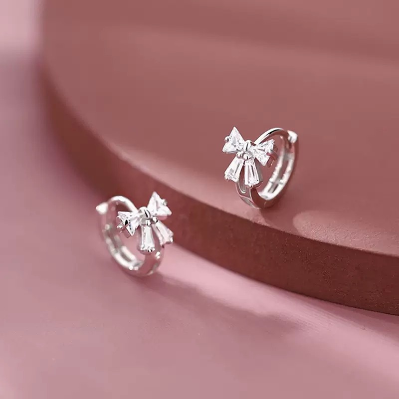 Orecchini a cerchio compatti a forma di farfalla con zirconi, unici e dal design elegante, perfetti per le donne. Semplici e versatili._voghion.com