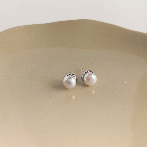 Exquisite and compact freshwater pearl earrings for women, French elegant temperament earrings, niche fashion commuting simple earrings